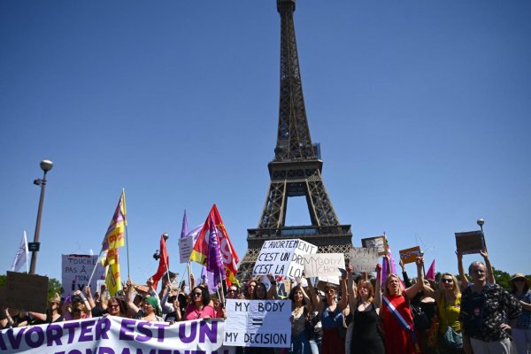 Francia, primer país del mundo que consagra el derecho al aborto en su Constitución