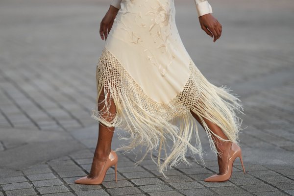 El vestido más bonito de las Semanas de la Moda es en realidad un mantón de Manila