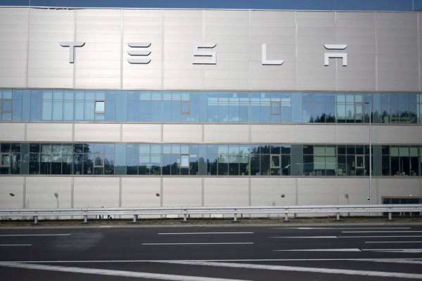 La gigantesca fábrica de Tesla en Berlín se queda sin electricidad después de que pirómanos atacaran el suministro eléctrico