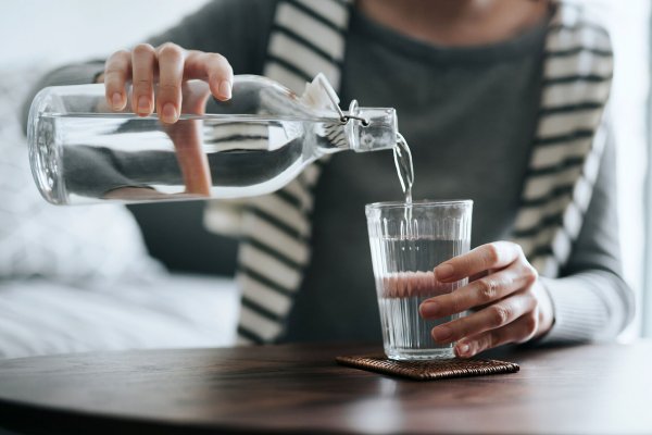 ¿Beber agua antes de las comidas ayuda a perder peso? La respuesta la tiene Harvard