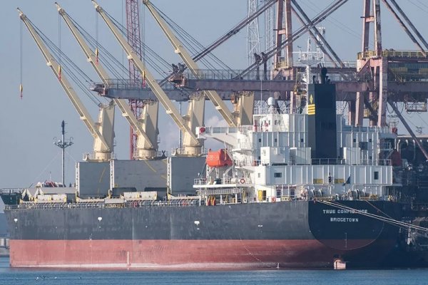 Ataques de los hutíes en el mar Rojo ocasionan por primera vez muertos en la tripulación de un barco comercial, según funcionarios estadounidenses