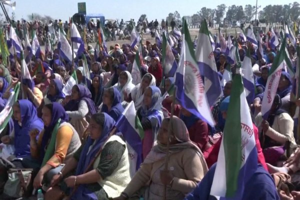 Mujeres agricultoras encabezan una protesta en la India