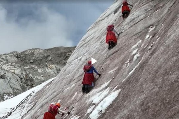 Así entrenan las cholitas en Bolivia para conquistar el Everest