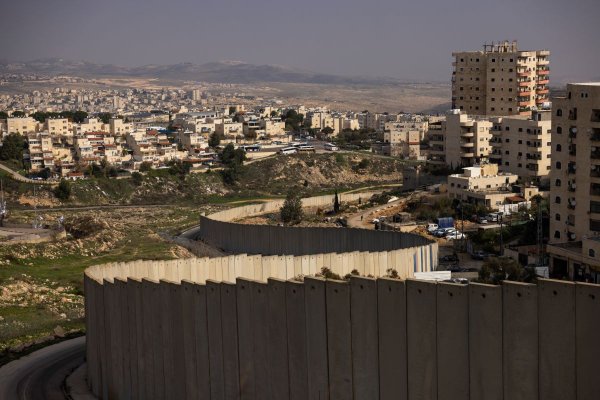 Un menor palestino de 12 años con fuegos artificiales muere tras disparos de la policía fronteriza de Israel en un campo de refugiados en Jerusalén