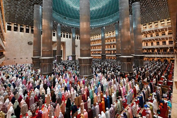 La policía israelí utiliza porras para impedir que los fieles entren en la mezquita