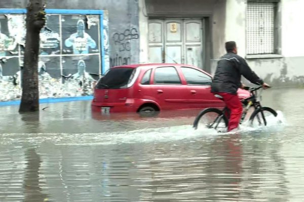 Fuertes tormentas en Buenos Aires dejan calles inundadas, vuelos demorados y caída de árboles