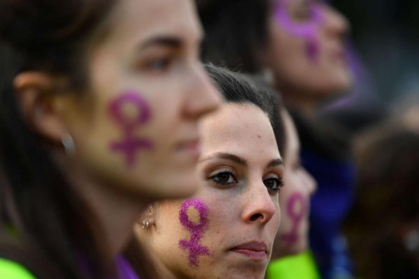 La mujer está viviendo una 