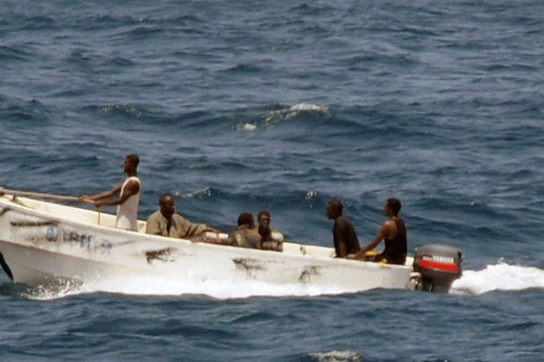 Imágenes muestran a un grupo armado asaltando un barco en Somalia