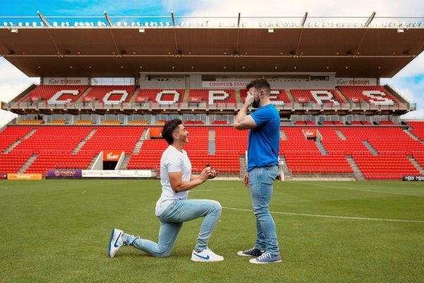 Josh Cavallo, el primer jugador de fútbol masculino de primera categoría abiertamente gay, le propone matrimonio a su pareja en el campo de su equipo