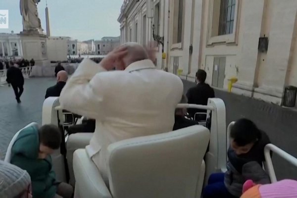 Video: El papa Francisco pierde el gorro tras una ráfaga de viento