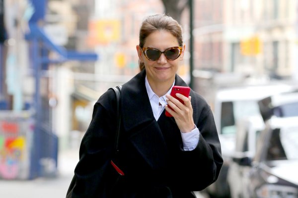 El look minimalista de Katie Holmes y los zapatos nórdicos de los que todo el mundo está hablando