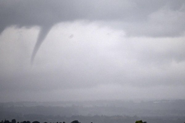 Captan imágenes de una nube gris con forma de embudo en un tornado de Ohio