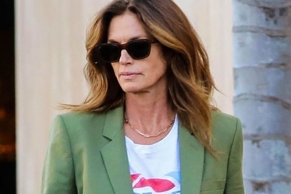 El look que copiar a Cindy Crawford de los vaqueros a las zapatillas de la primavera