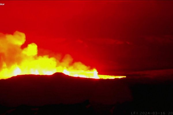 Un volcán hace erupción en Islandia; los locales son evacuados