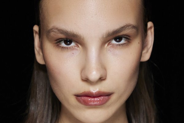 Cómo aplicar el contouring para un efecto rejuvenecedor y otros trucos de maquillaje según tu rostro