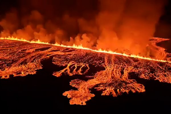 Evacúan la Laguna Azul y Grindavik en Islandia tras erupción volcánica