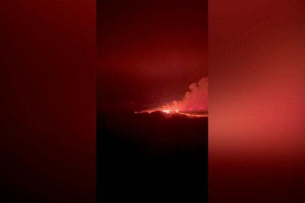 Pasajero de avión graba erupción de volcán en Islandia