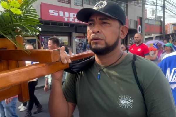 Viacrucis por Nicaragua: nicaragüenses exiliados en Costa Rica se reúnen para realizar viacrucis