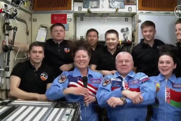 Así celebra la tripulación de la nave Soyuz tras abordar la Estación Espacial Internacional