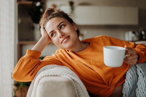 Qué es y cómo preparar la leche dorada, la bebida antioxidante que combate la inflamación y el envejecimiento de la piel