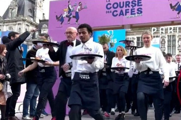 Mira a 200 meseros participar en la legendaria carrera con bandejas en mano por las calles de París