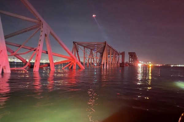 ¿Cuánto tiempo puede sobrevivir una persona en agua fría durante la operación de búsqueda y rescate tras el colapso del puente Key en Baltimore?