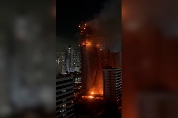 Impactantes imágenes de las llamas devorando un edificio en construcción en Brasil