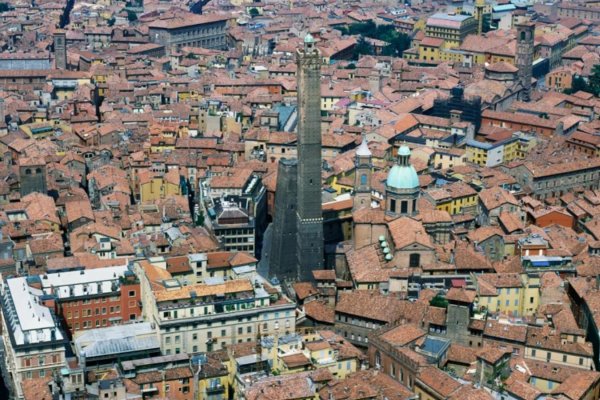 Una torre italiana se inclina demasiado. La ciudad intenta salvarla