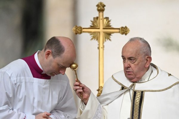 El papa Francisco preside la misa de Pascua en el Vaticano