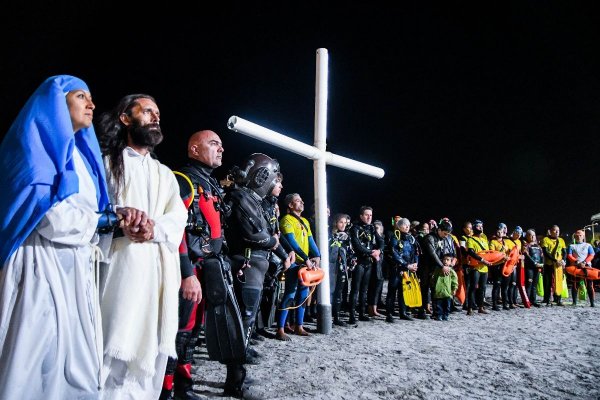 Único en el mundo: se realizó el Via Crucis Submarino en Puerto Madryn