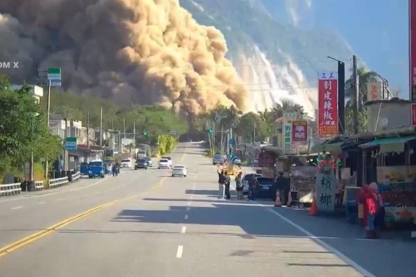 Cámara registra cómo un desprendimiento de tierra arrasa una carretera tras el terremoto en Taiwán