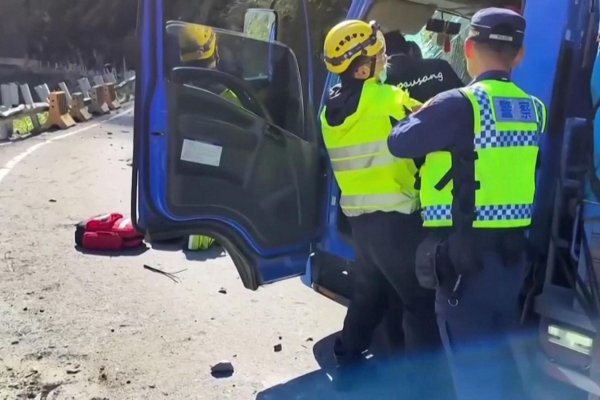 Así fue el rescate de un hombre inconsciente tras el terremoto de Taiwán