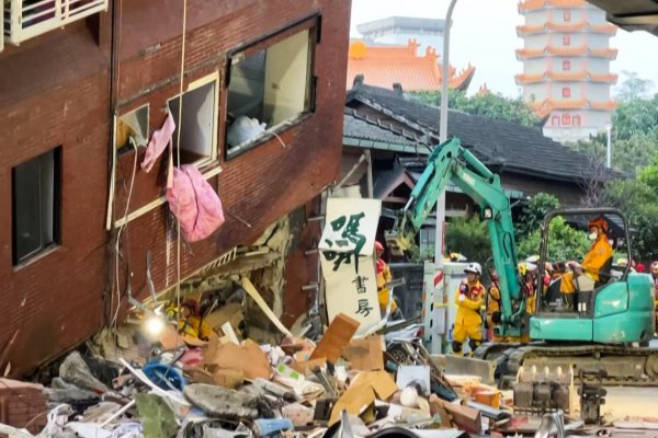 Rescatistas buscan a sobrevivientes entre los edificios derribados en Taiwán tras el peligroso terremoto