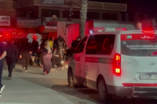 Niños son trasladados a hospital en Gaza tras un ataque aéreo israelí