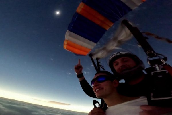 ¡El eclipse solar desde el cielo! Paracaidistas graban el fenómeno en plena caída