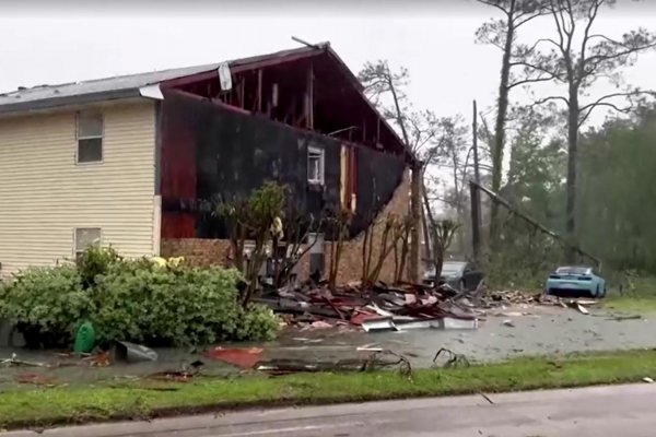 Casas destruidas y calles inundadas tras el paso de un tornado por Louisiana