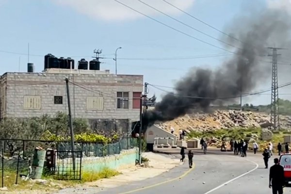 Cientos de colonos israelíes atacan aldeas palestinas en la ocupada Ribera Occidental después de la muerte de un niño israelí