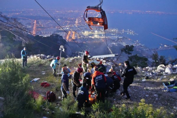 Muere una persona y 10 resultan heridas en un accidente de teleférico en Turquía