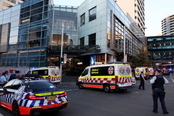 Disparan a un hombre y apuñalan a varias personas en un centro comercial de Sydney, informa la policía