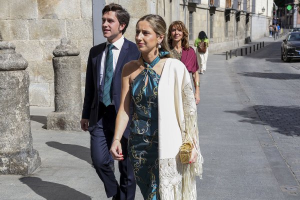 La invitada que llevó mantón en la boda de Miguel Fierro Corsini y Teresa Revuelta nos inspira esta primavera