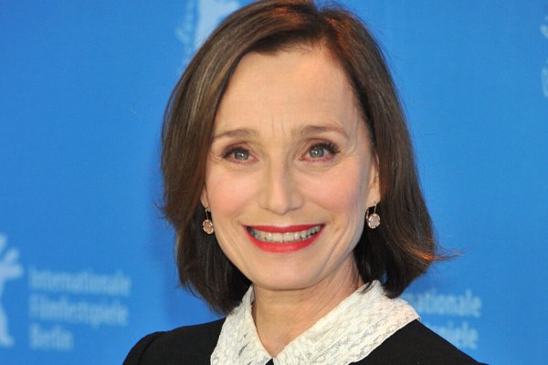 Kristin Scott Thomas, 60 años y el corte de pelo con canas de esta actriz es la gran tendencia