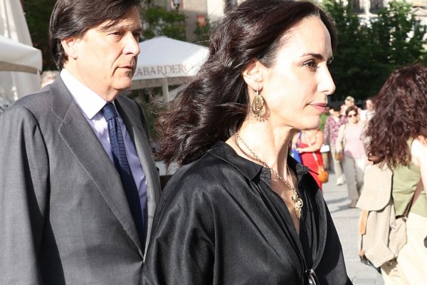 Amparo Corsini en el Teatro Real, el look de falda y blusa que solucionará tus eventos