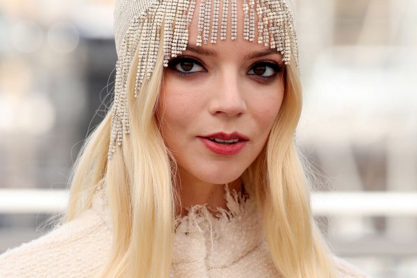 Anya Taylor Joy y un look de Dior que concentra glamour y juventud