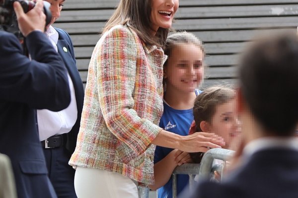 La reina Letizia se divierte en la Copa de la Reina con chaqueta tweed colorista y goleada incluida