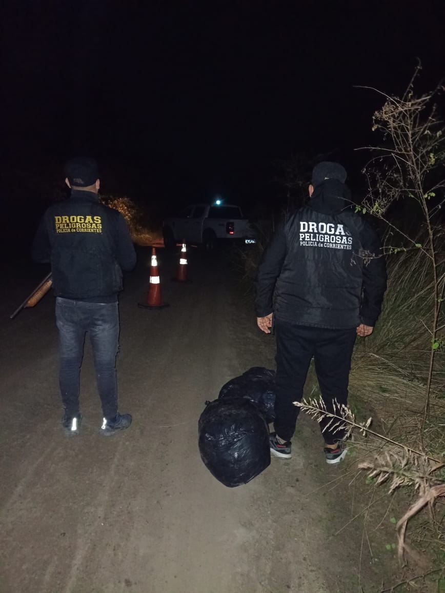 Encuentran dos bultos con cogollo de marihuana | Corrientes Hoy