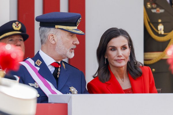 Un traje de chaqueta como homenaje a España, el look de Letizia en el desfile de las Fuerzas Armadas