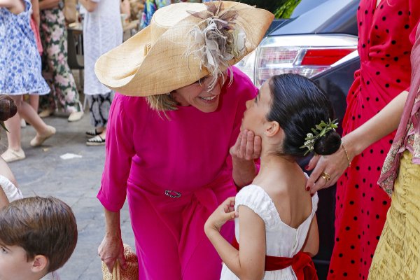 Alpargatas y accesorios de rafia: elección sobresaliente de dos invitadas en la boda más sonada del fin de semana