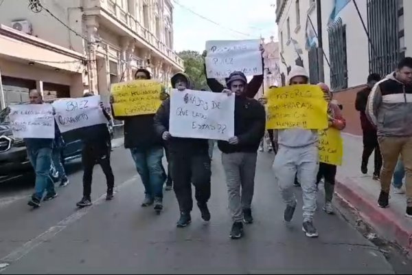 Choferes suspendidos reclamaron frente a la Municipalidad de Corrientes