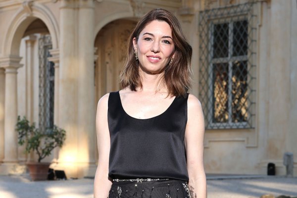 Sofia Coppola se viste de invitada con lo único que necesitas este verano, una falda-joya