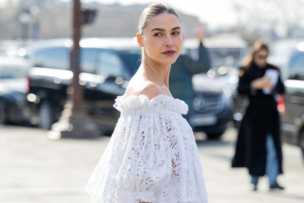 Radiografía del vestido de verano más buscado por las expertas: off shoulder y de largo midi